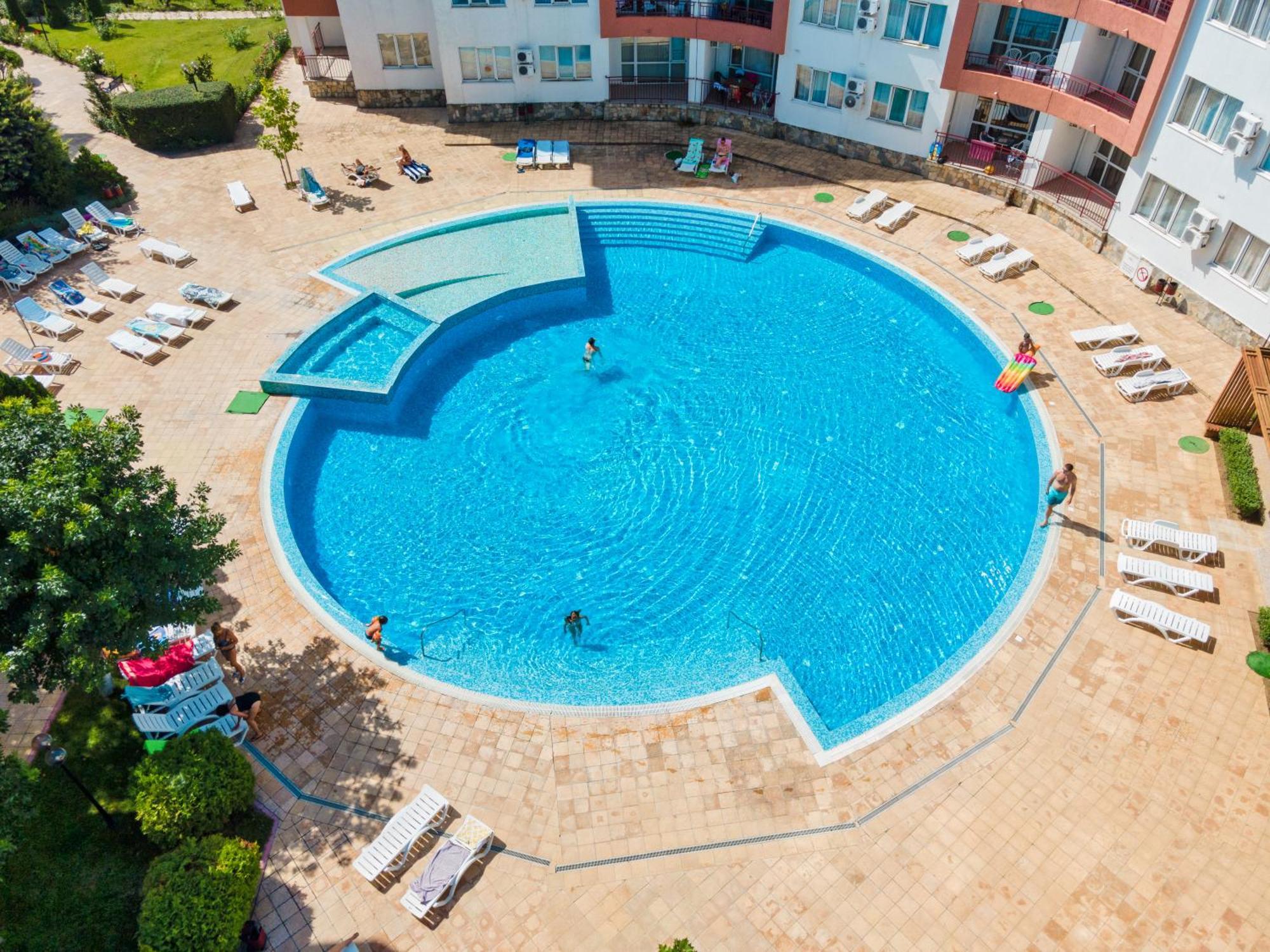 Riviera Fort Beach Apartments Равда Экстерьер фото